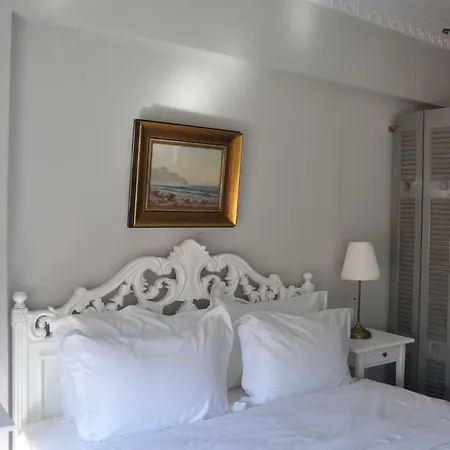 Aristocraticon Youth Apartment *